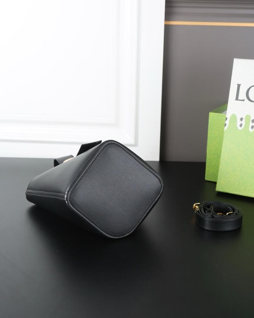 極美品！肩掛け　レザー　ショルダーバッグ　ブラック