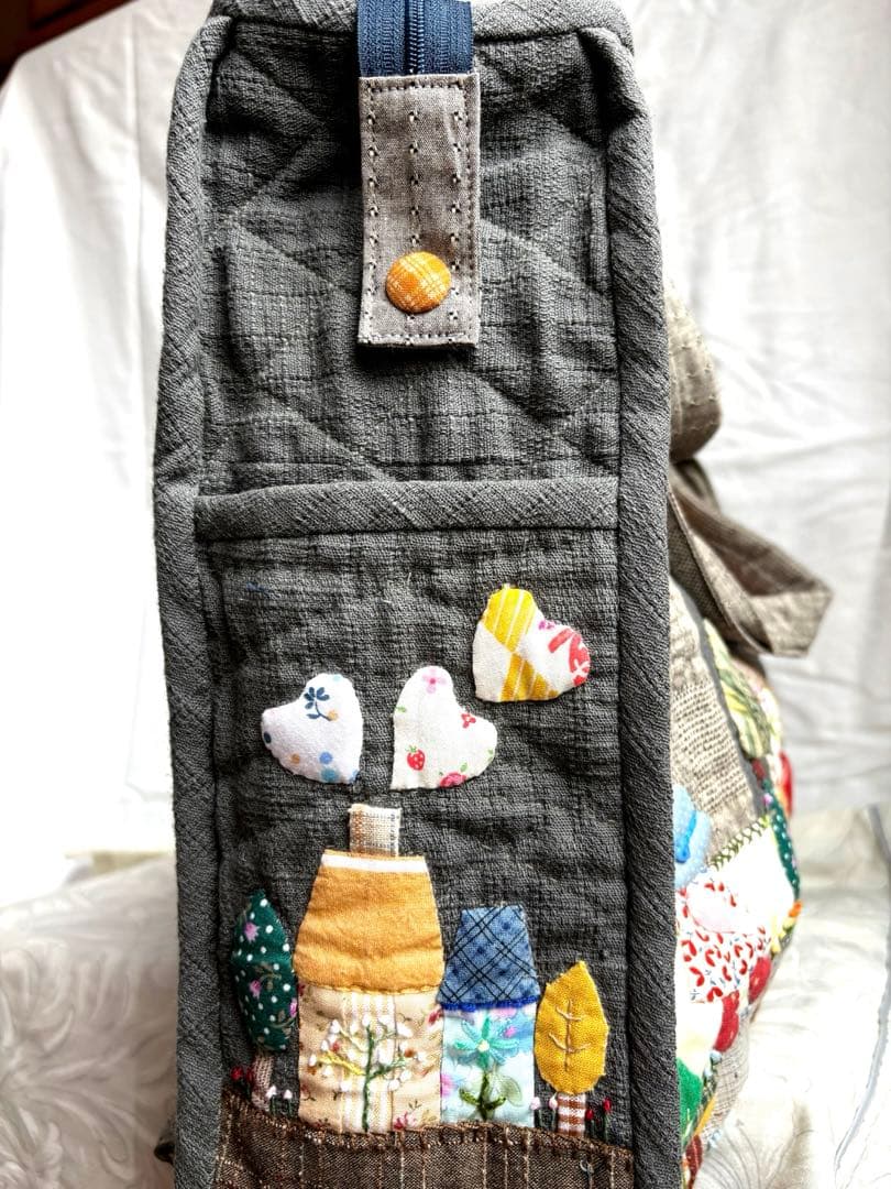 ハンドメイドパッチワーク　2way使い　大きめバック　ハウスと花とスー NO49