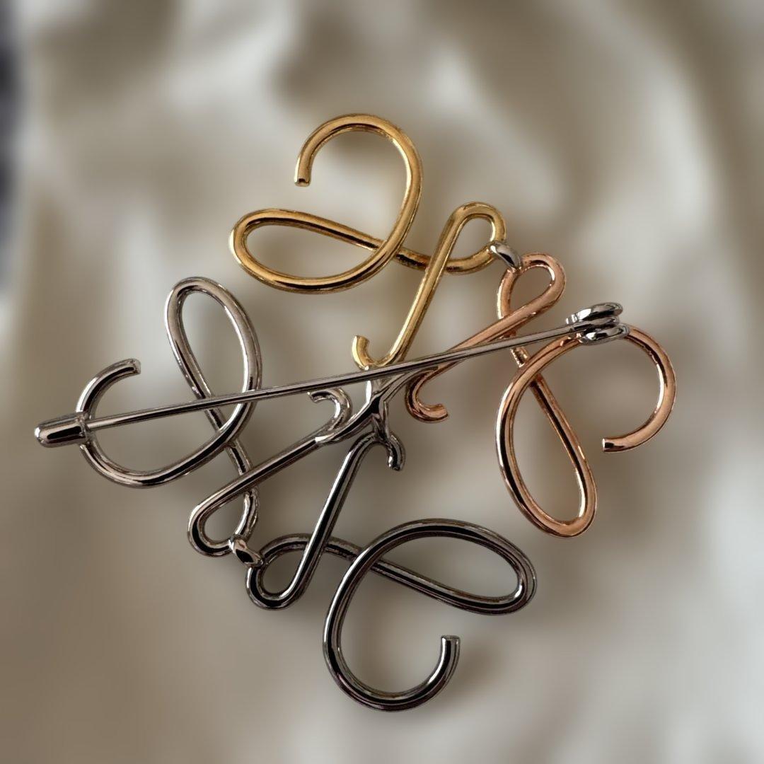 雨雨雨　　LOEWE ブローチ