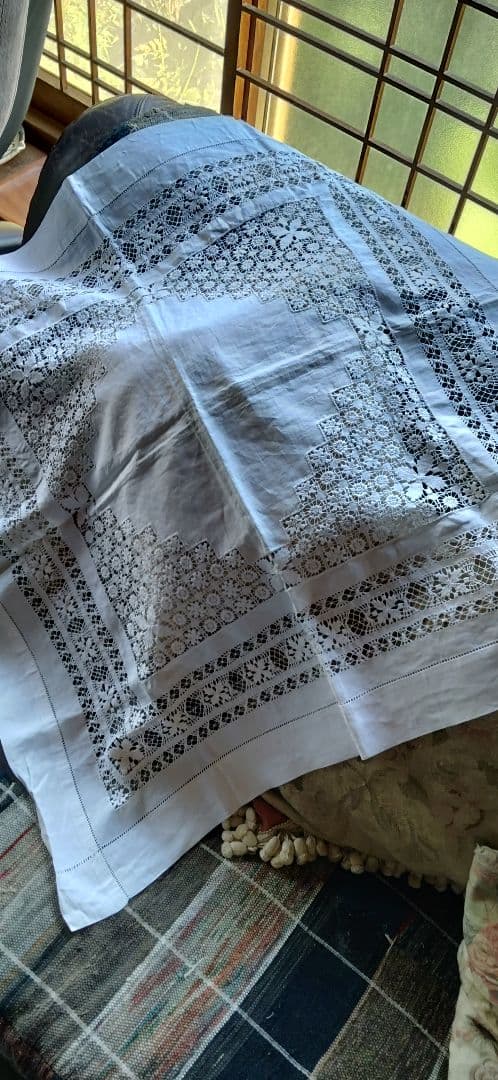 ロンドンのアンティーク屋さんでみつけたスレッドレースのテーブルクロス