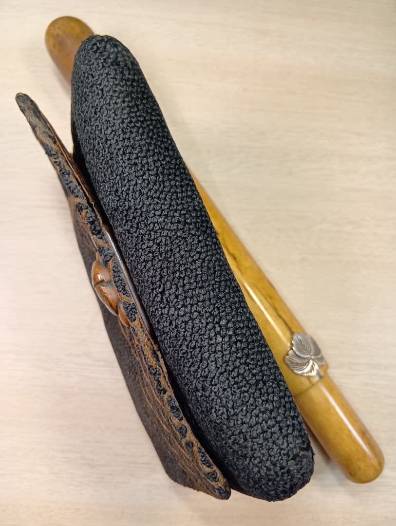 煙草入相良刺繍／達磨図前金具／美品煙管筒