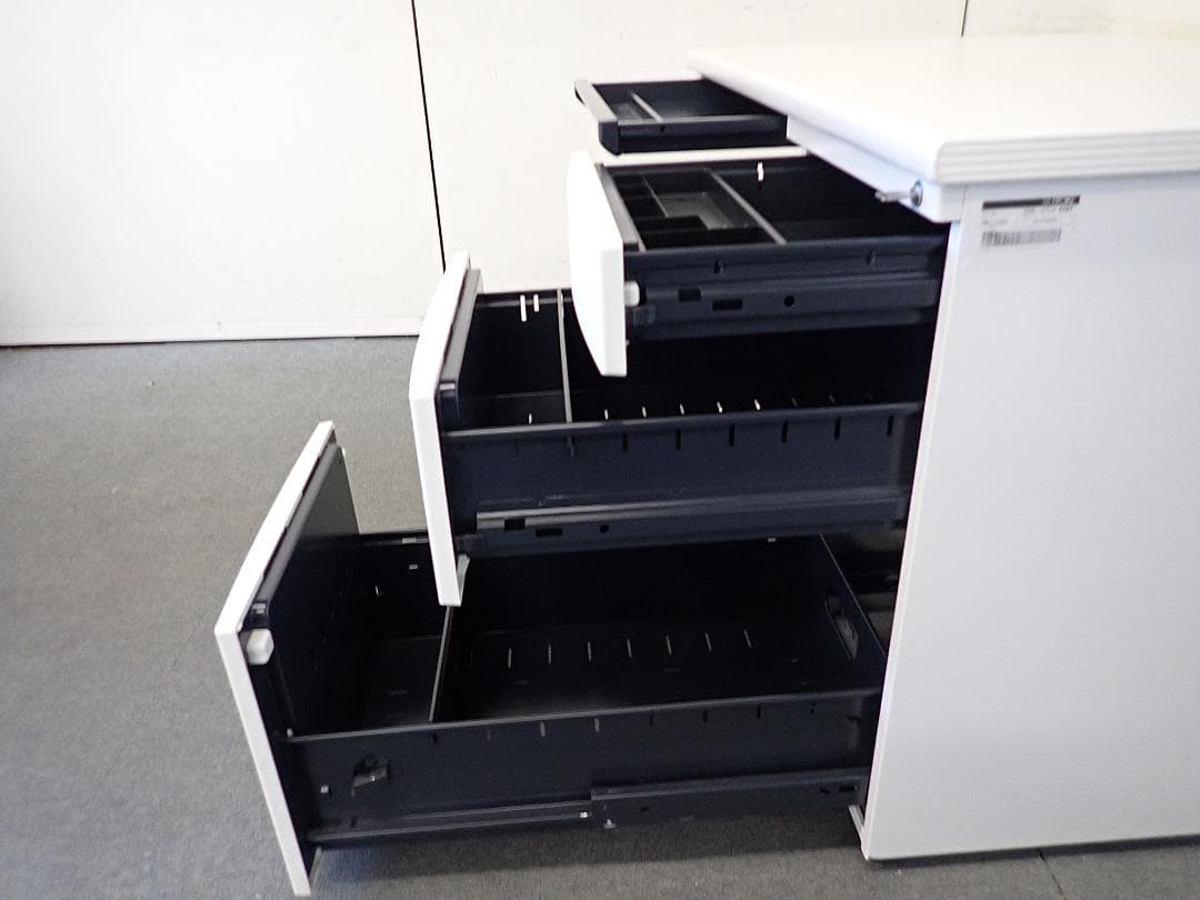 引取り限定　イトーキ　107片袖机　CZ　11-0622