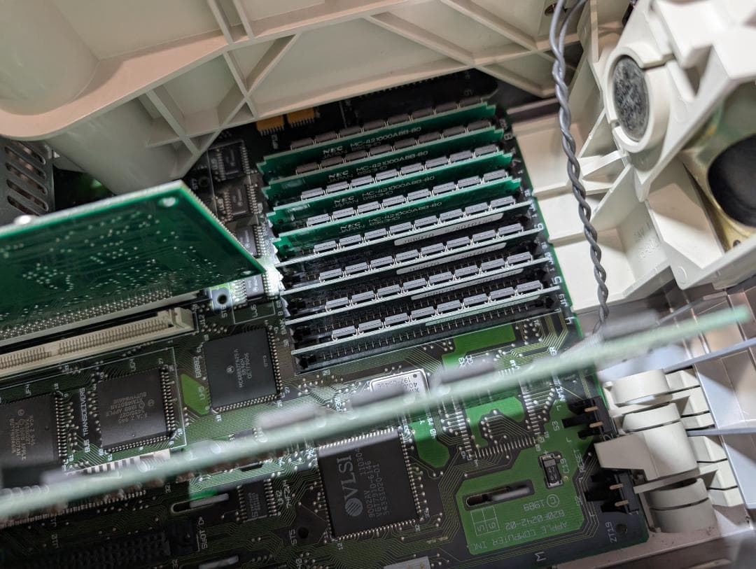 Macデスクトップ old Mac Macintosh IIci Portrait Display