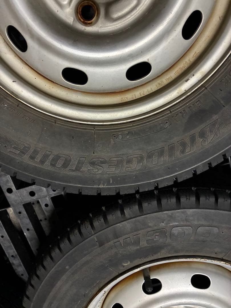 軽トラ、軽バン鉄ホイール付きスタッドレスタイヤ　4本