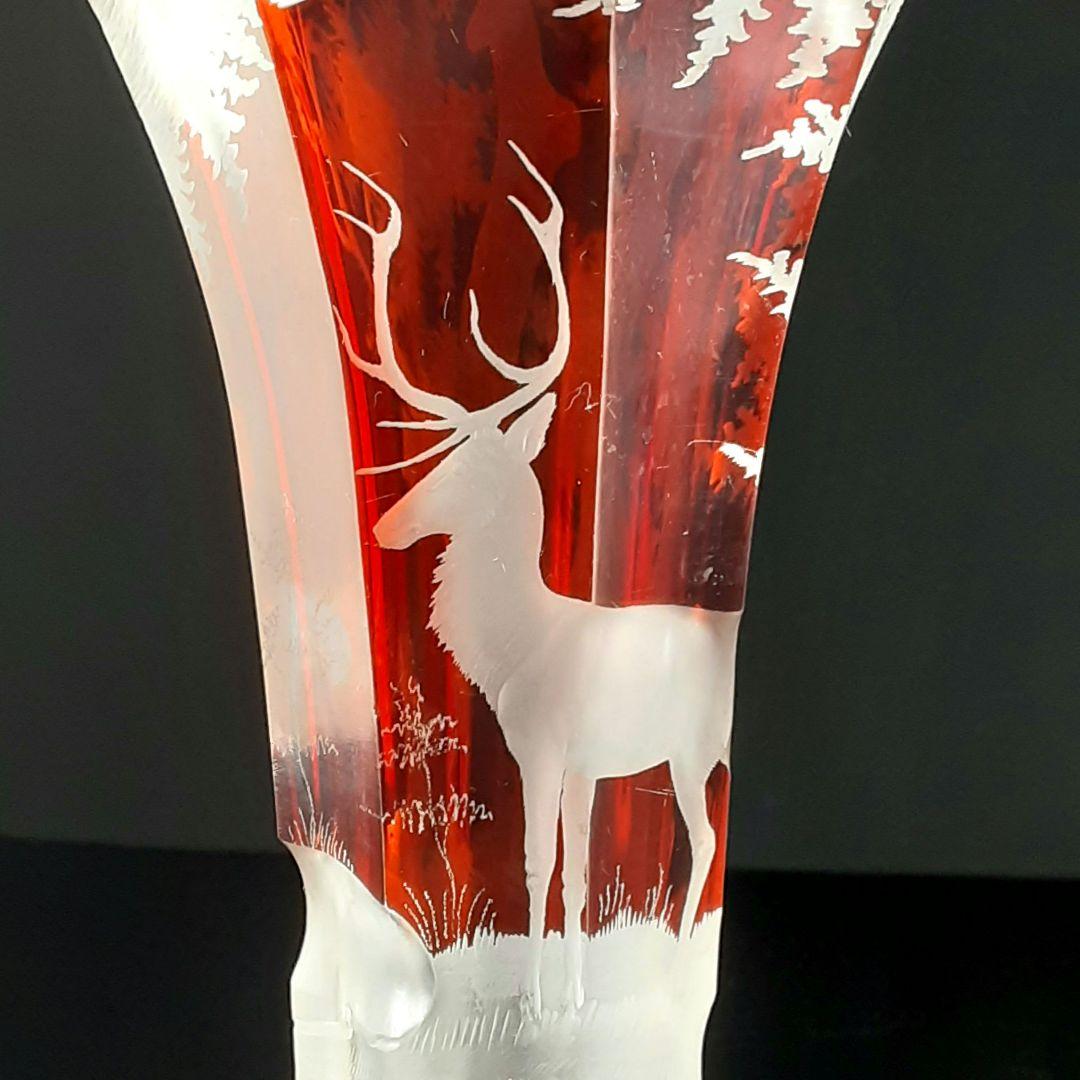 Y957 ボヘミアガラス グラヴィール 赤被せガラス 鹿と風景文花瓶 一対　こ