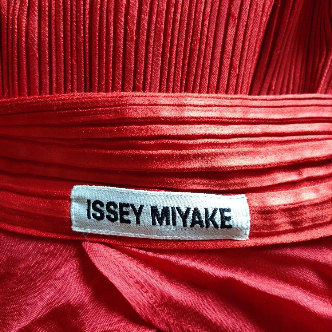 イッセイミヤケ 赤の長袖シャツ