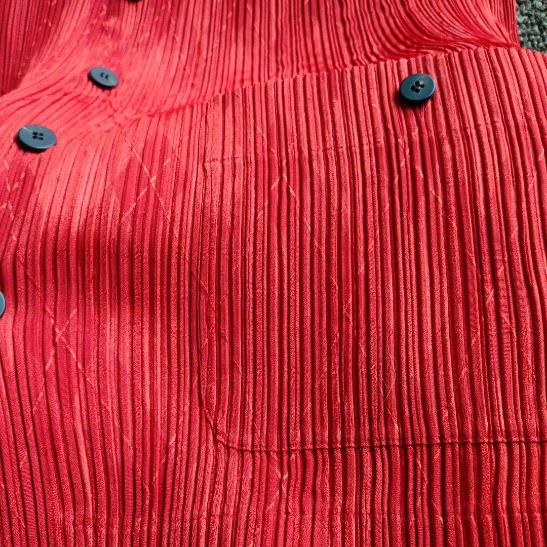 イッセイミヤケ 赤の長袖シャツ