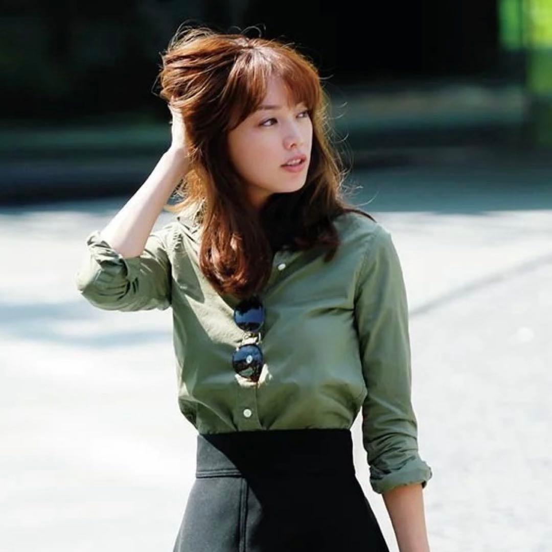 美品 マディソンブルー 蛯原友里さん着用 コットンマダムシャツ カーキ B刺繍