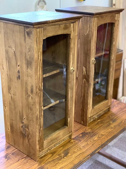 アンティーク風　ツインガラスキャビネット