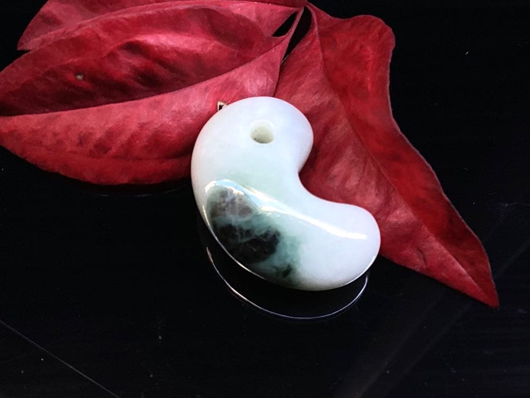 ✳味身絶品‼️高価糸魚川翡翠勾玉　微細な結晶に濃厚な緑　身近な御守りに　本物を‼️