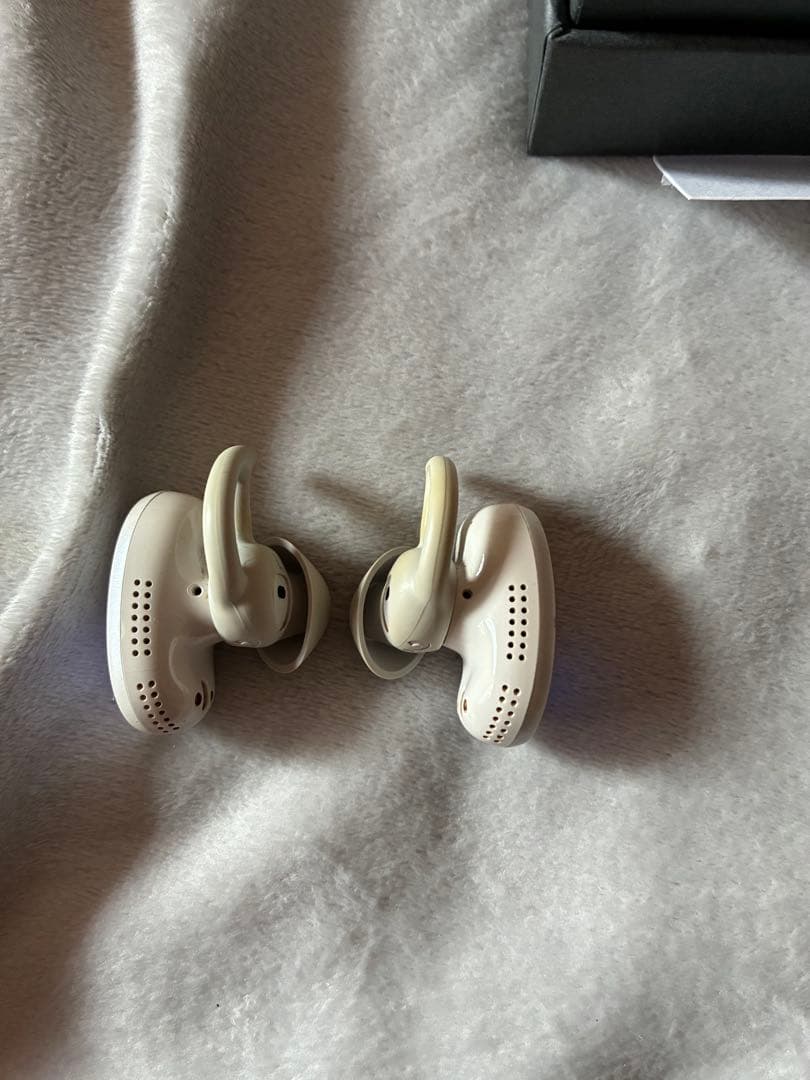 しおりんご　Bose QuietComfort Earbuds ホワイト
