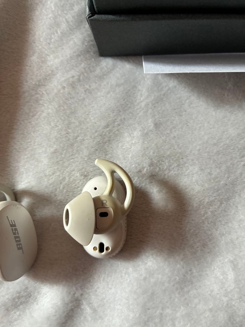 しおりんご　Bose QuietComfort Earbuds ホワイト