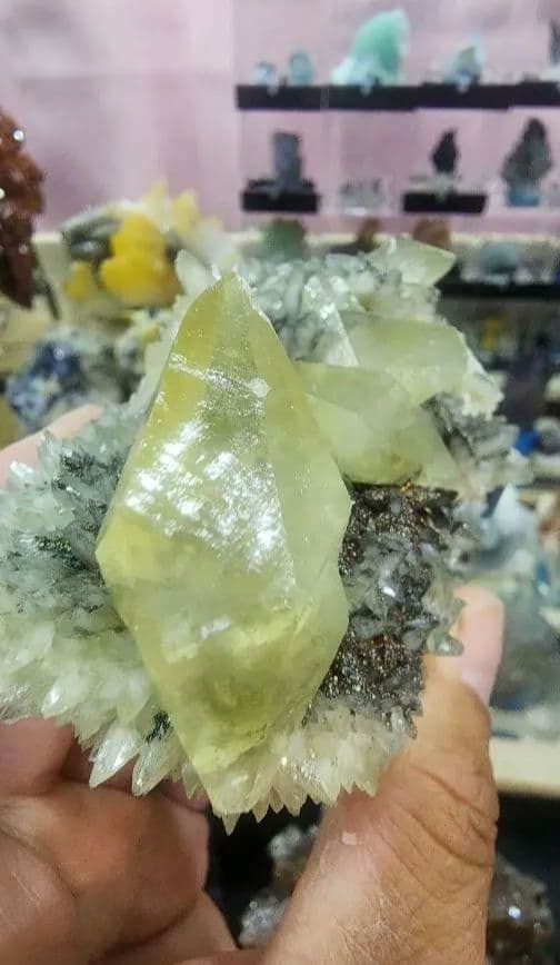 グリーンダイヤモンドカルサイト（クォーツ＆ヘマタイト母岩付き）