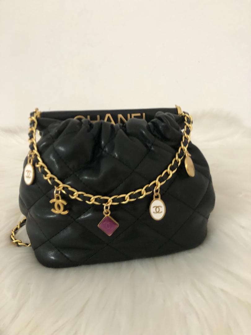 ブラック ショルダーバッグ レザー　多いロゴ　エレガント　女性　ノベルディー