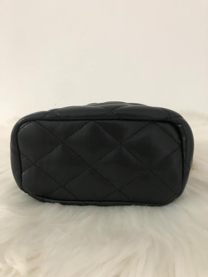 ブラック ショルダーバッグ レザー　多いロゴ　エレガント　女性　ノベルディー