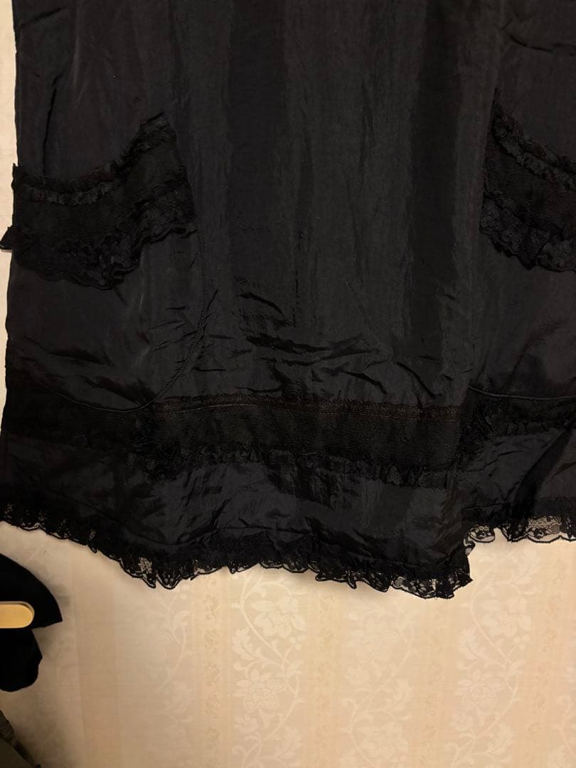 ピアリマーマ　フリル付き黒エプロン