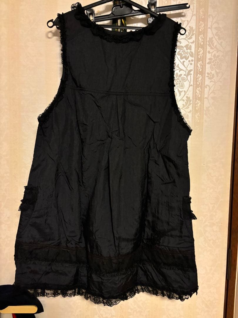 ピアリマーマ　フリル付き黒エプロン