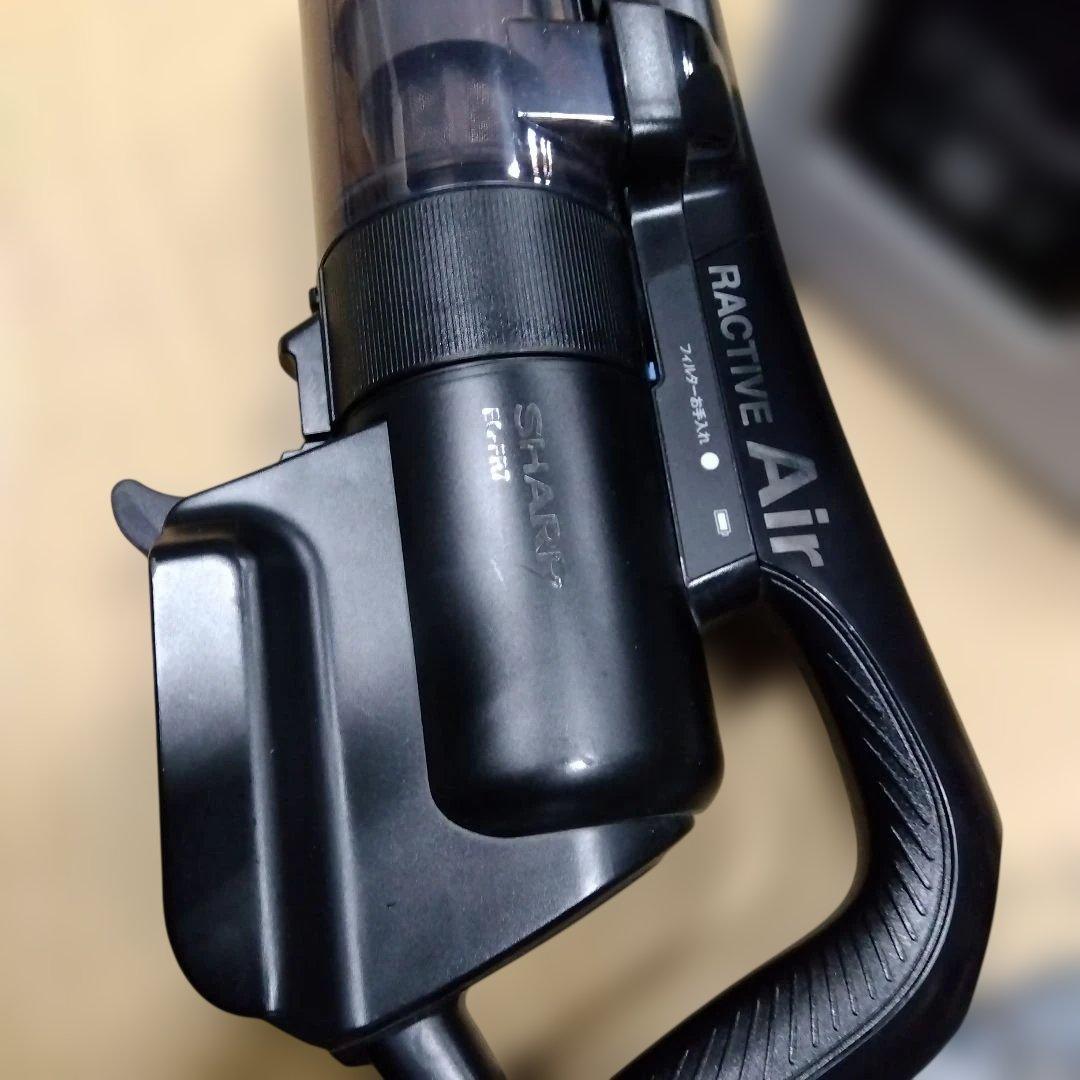 ①シャープ 軽量コードレススティッククリーナーEC-FR7充電器付き23年製