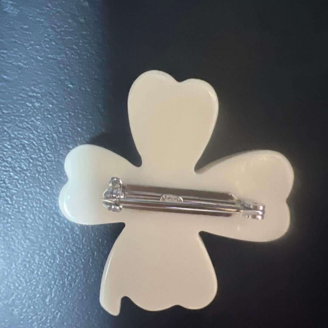 CHANEL クローバー型ブローチ
