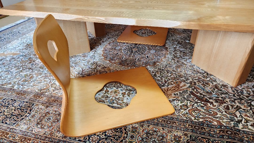 ナチュラルウッドの長方形テーブルと椅子2脚