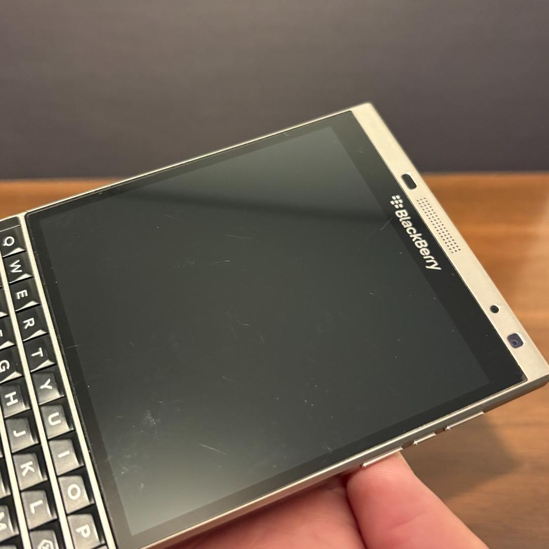 スマートフォン本体 BlackBerry Passport Silver Edition