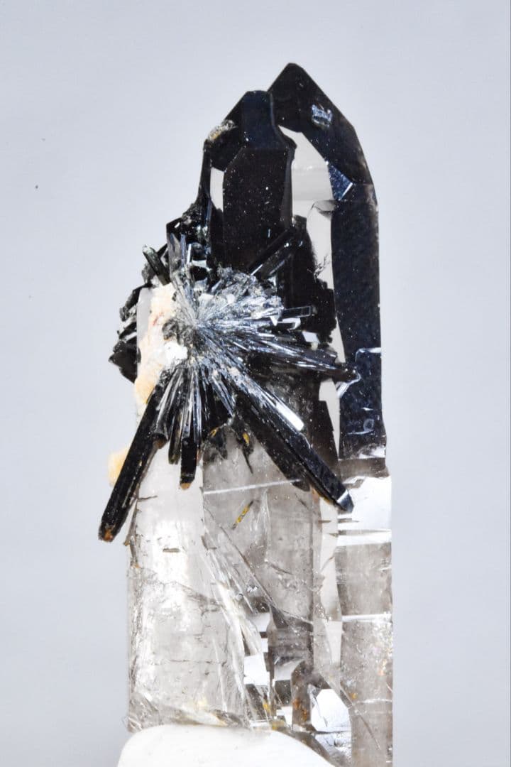 マラウイ産 放射状エジリン付きスモーキークォーツ