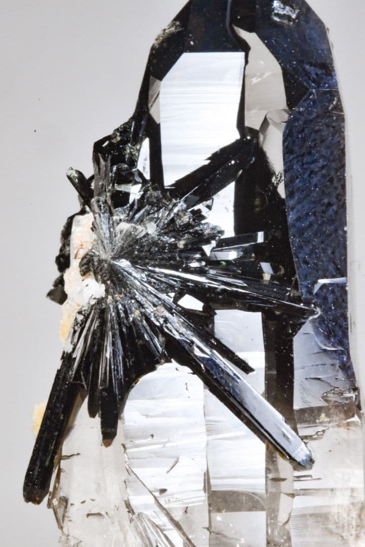 マラウイ産 放射状エジリン付きスモーキークォーツ