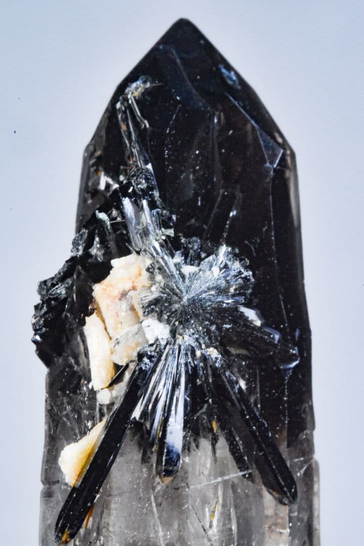 マラウイ産 放射状エジリン付きスモーキークォーツ