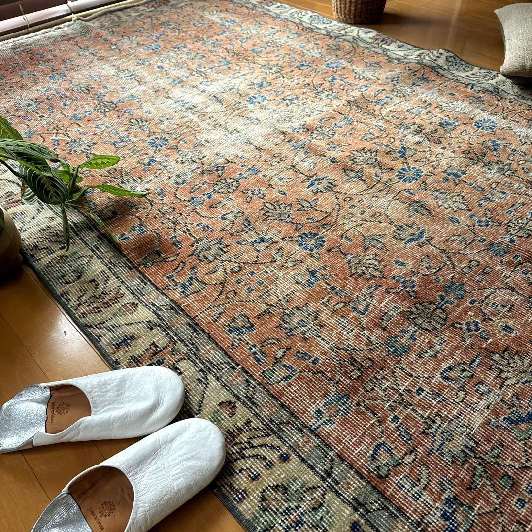 大判133×241ピンクベージュ　青い花　ボタニカル　トルコヴィンテージラグ