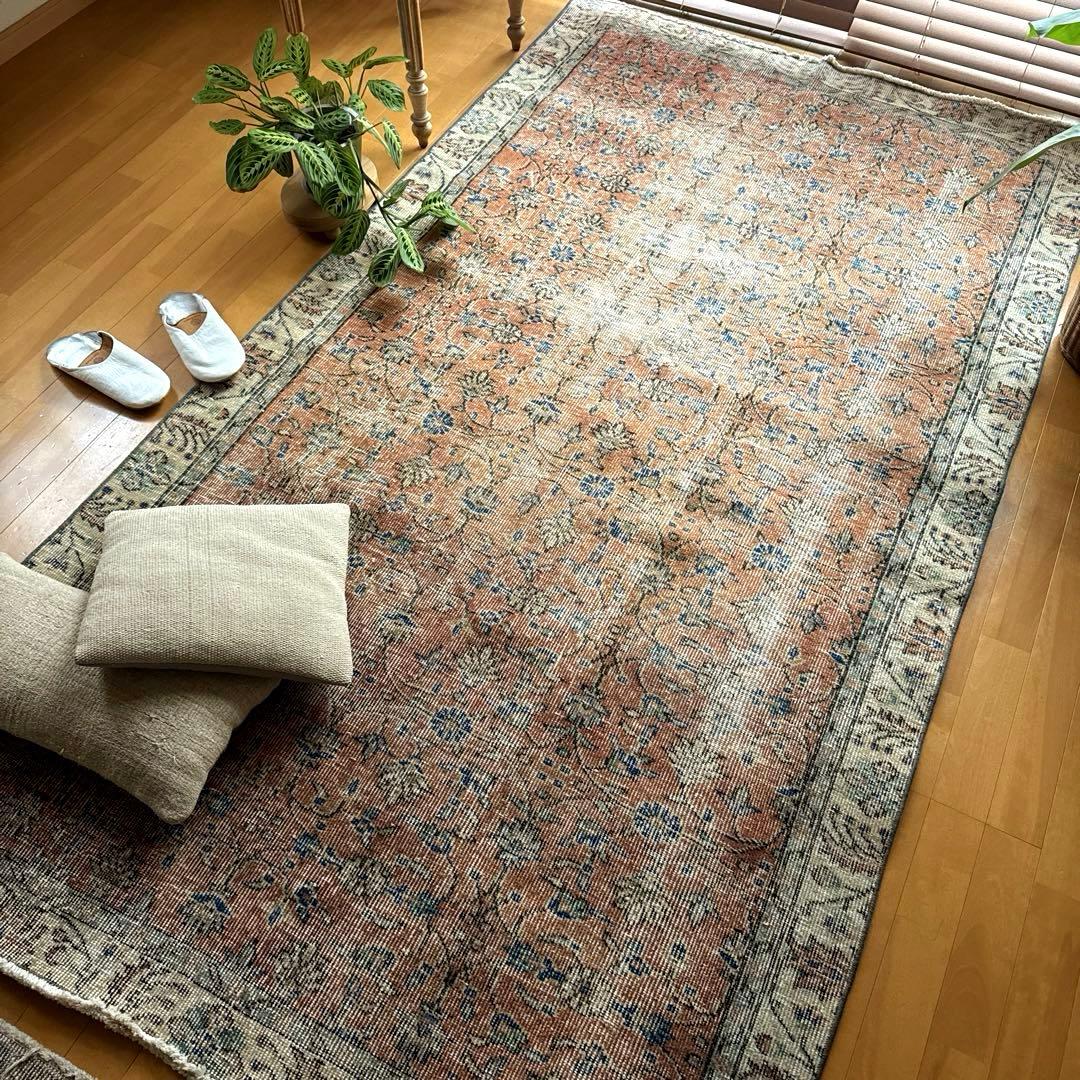 大判133×241ピンクベージュ　青い花　ボタニカル　トルコヴィンテージラグ