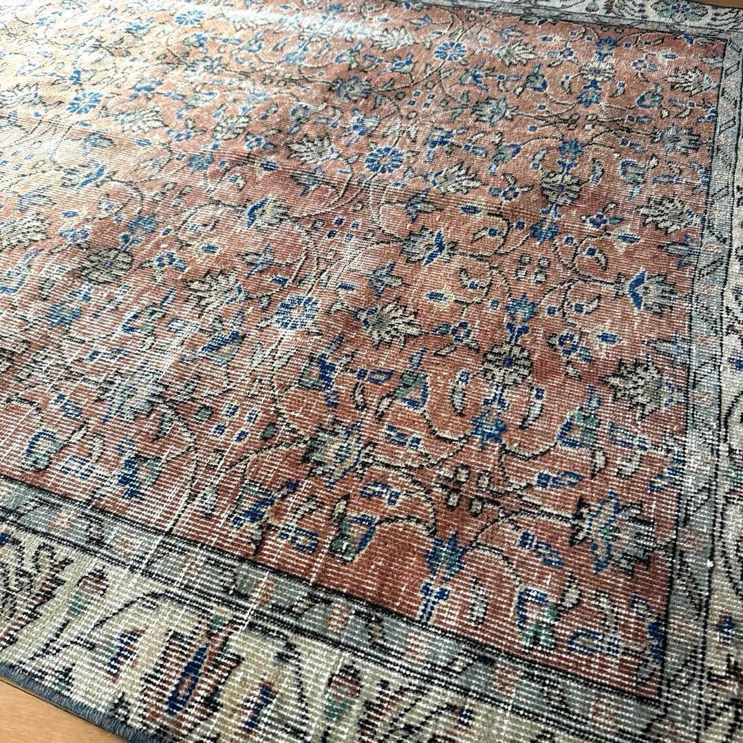 大判133×241ピンクベージュ　青い花　ボタニカル　トルコヴィンテージラグ