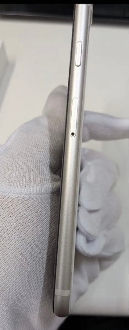 【極美品】iPhoneSE3 64GB SIMフリー バッテリー新品