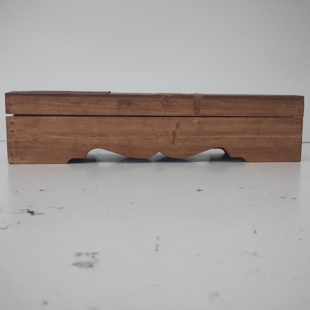 古い鍵と木箱のコレクション