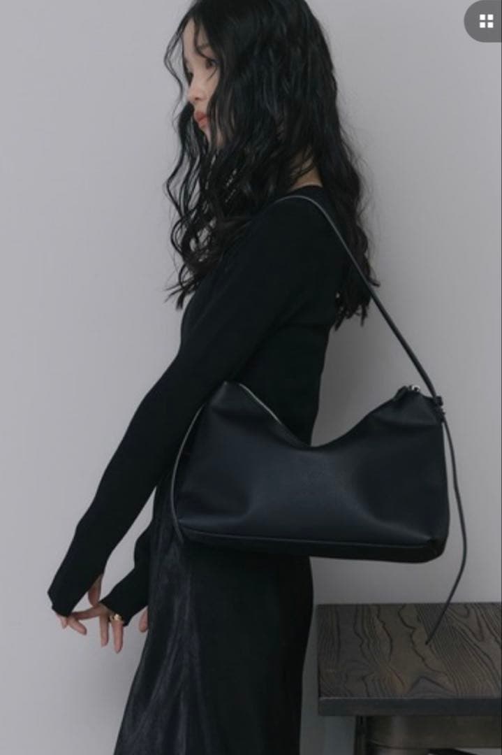 2回使用【soins】　牛革ミニマルショルダーバッグ