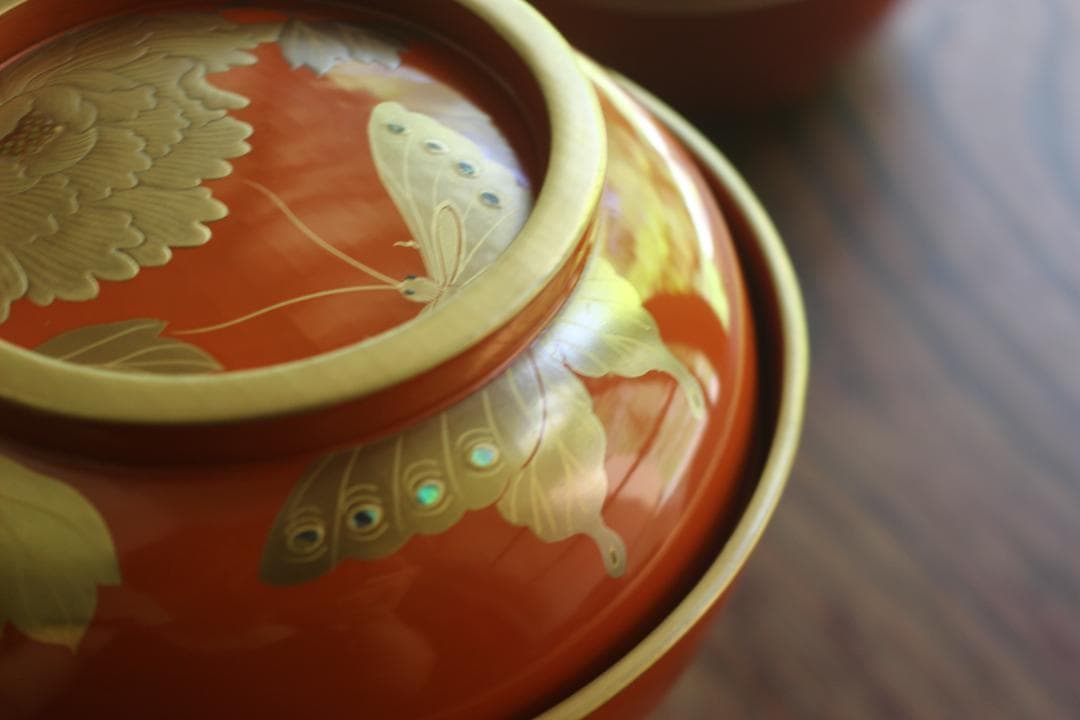 時代逸品！時代金縁朱漆に極上牡丹蝶螺鈿蒔絵の映えるお椀2点（検輪島塗蒔絵椀雑煮椀