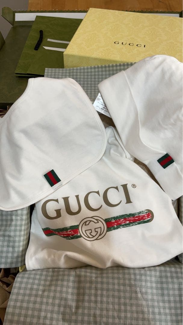 4/2⭐︎　GUCCI ロゴベビーロンパース 白　80cm