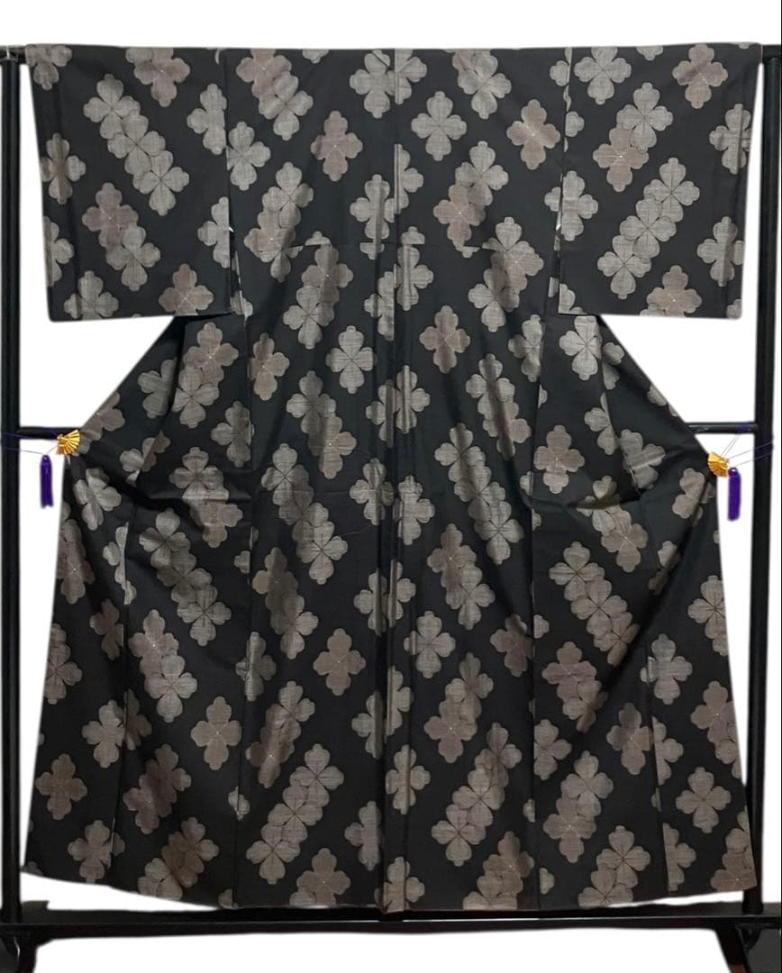 本場奄美大島紬 地空き 経緯絣 9マルキ 小紋 花菱 証紙 美品 イ6478