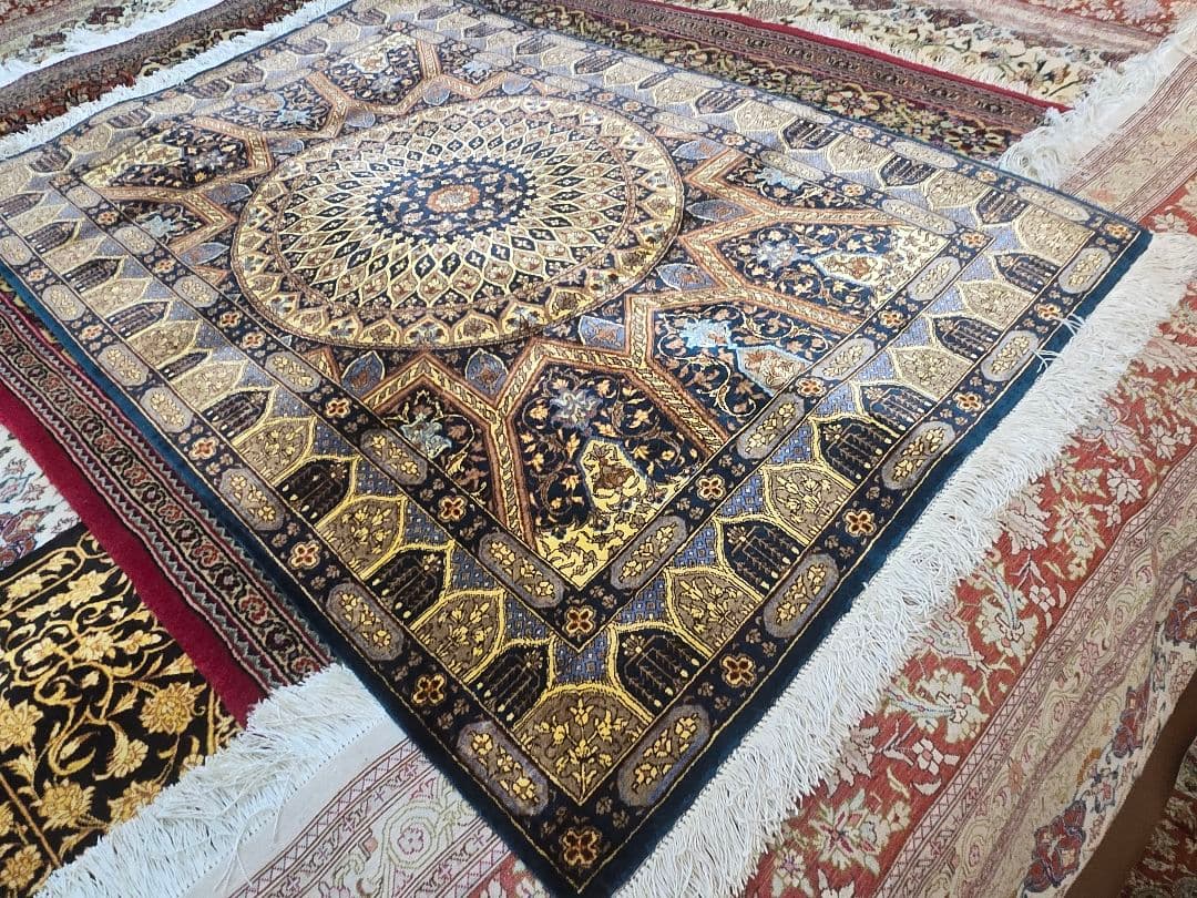 ペルシャ絨毯クム産綺麗なダークグリーンとゴルド色100%手織りシルク120×80