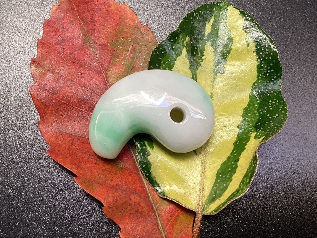 ✳ premiumシリーズ 本物の糸魚川翡翠　開運*摩訶不思議な勾玉　鑑別書付を