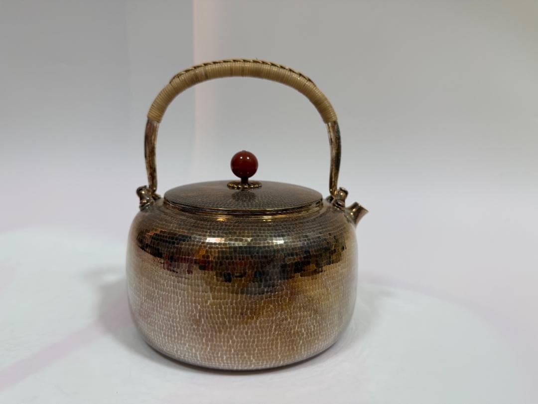 純銀製 丸形 赤玉摘み 鎚目紋 湯沸 銀瓶 煎茶道具 重637ｇ