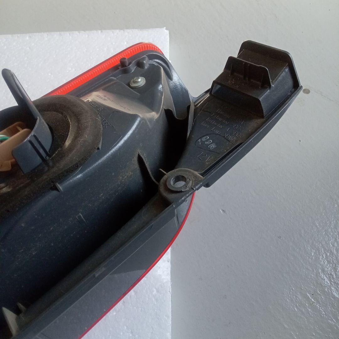 【半年使用】【送料無料】トヨタ 200系ハイエース純正後期テールランプ 右側