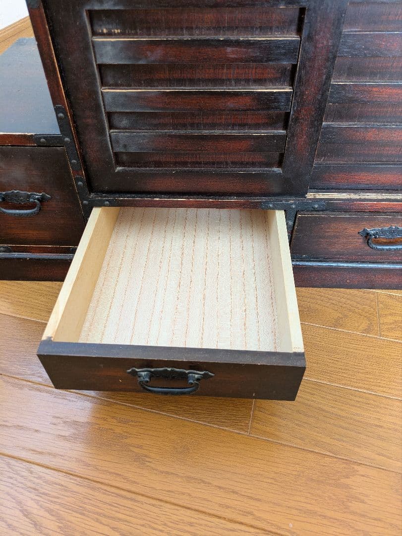 2/3迄の出品です。木製階段型箪笥 6引き出し