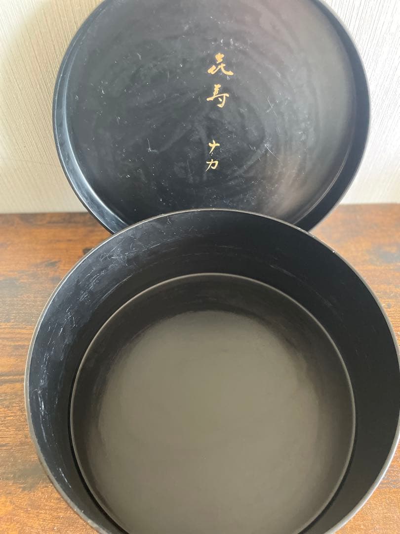 金色と緑色の模様の膳