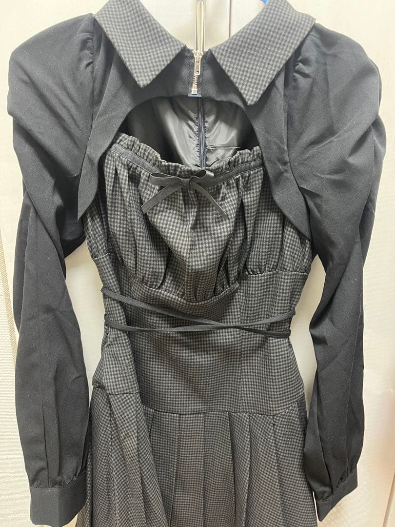 pium ピウム　カットアウトレイヤードプリーツミニワンピ