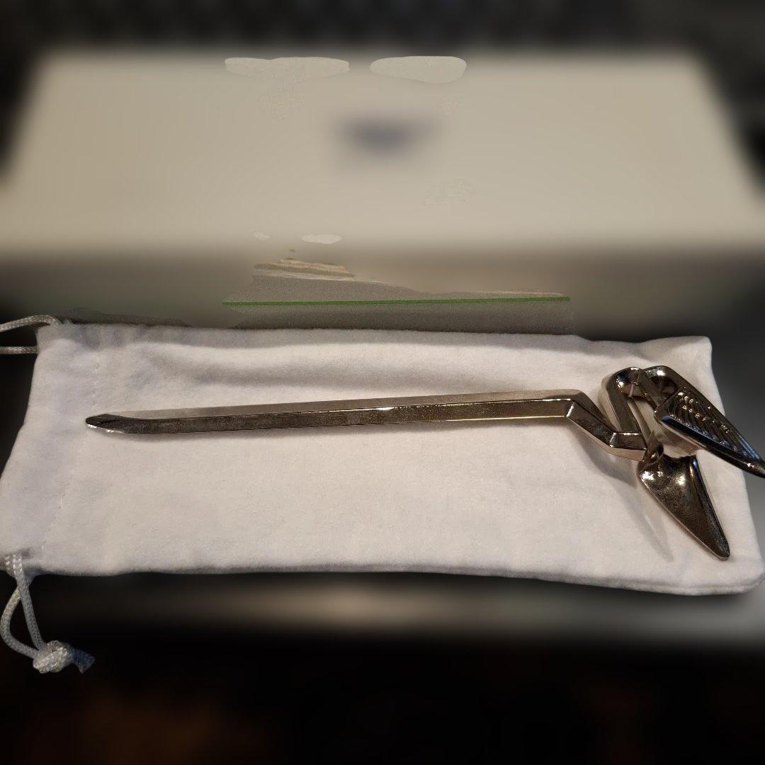 ベントレー ペーパーカッター ノベルティでコーンズに車検に出すと貰えます