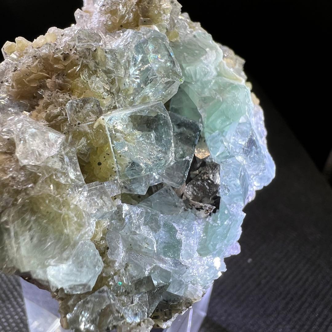 ヤオガンシャン産　「白緑色」「ミントグリーン」多数鉱物共生フローライト