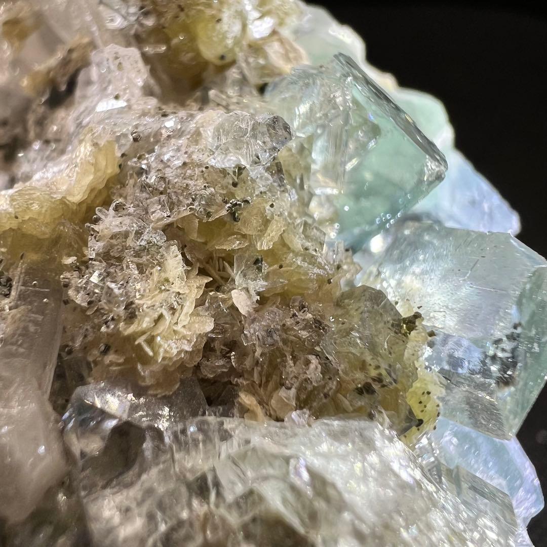 ヤオガンシャン産　「白緑色」「ミントグリーン」多数鉱物共生フローライト