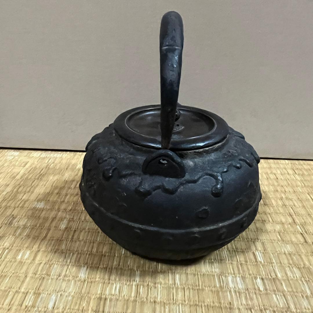 龍文堂名人 大國寿朗 造 胴在銘 漢詩梅花地紋 小振り 鉄瓶 唐銅蓋 煎茶道具