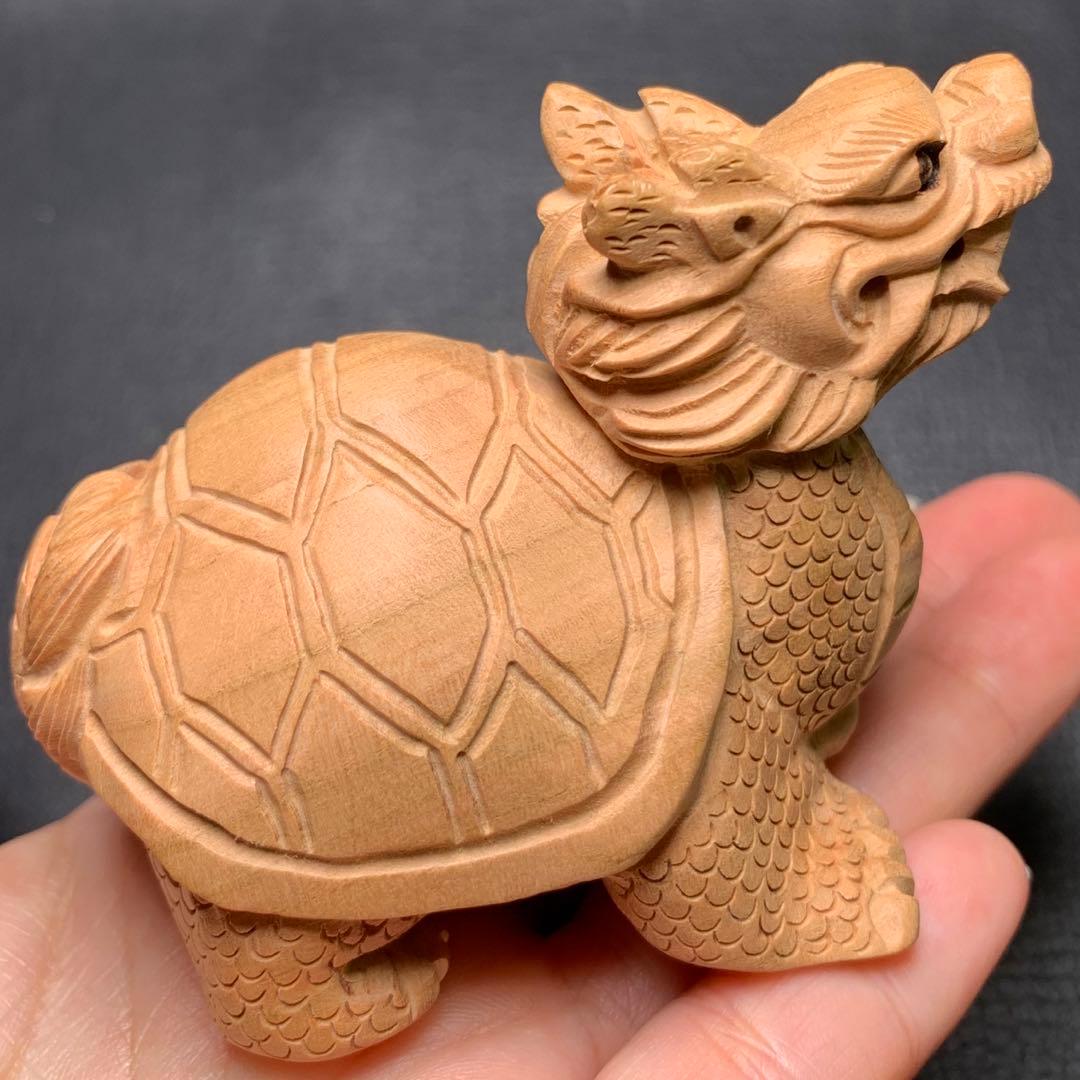 030871　桃の木素材　龍亀　手彫り　約45*75ミリ