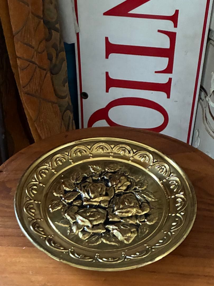 イギリス　アンティーク　真鍮　飾り皿　ビクトリアン　薔薇柄　バラ　100年